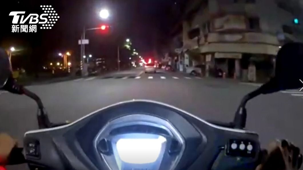 張男休旅車闖紅燈。(圖/TVBS)