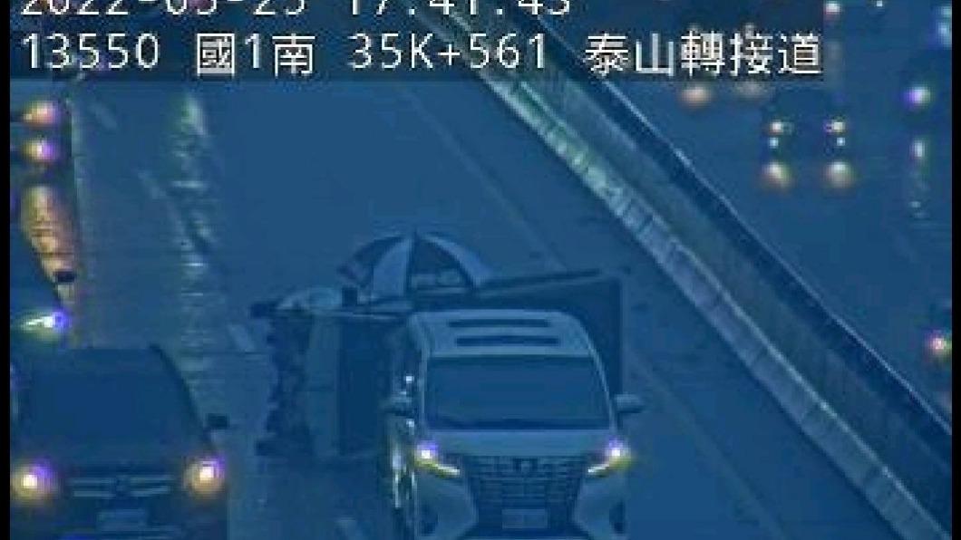 五楊高架驚傳小轎車翻車、傷亡未明 警消救援中