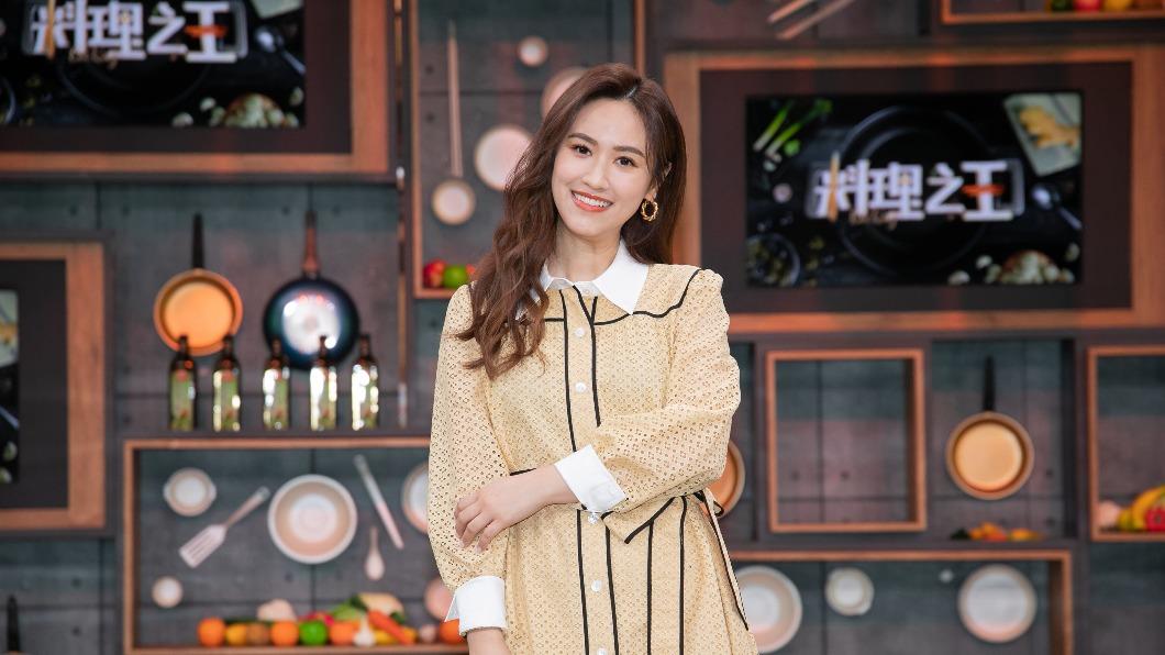 吳姍儒主持節目。(圖/料理之王提供)