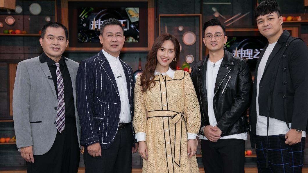 Sandy吳姍儒(中)與四位導師一起合作。(圖/料理之王提供)
