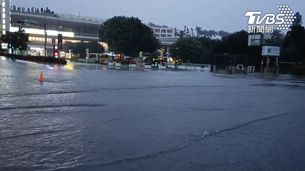 淡水中正路一段6巷發生淹水情形。(圖/TVBS)