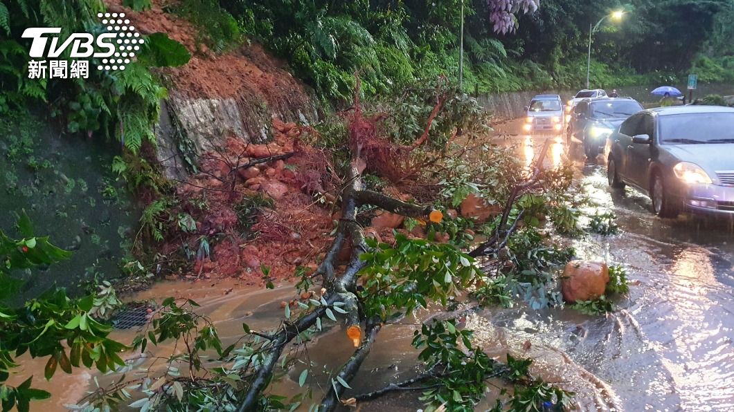 新北市五股登林路受到豪大雨的影響。(圖/TVBS)