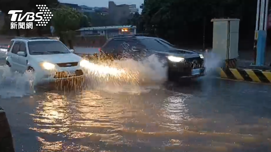 大雨狂炸!新北多處淹水 水災應變中心三級開設