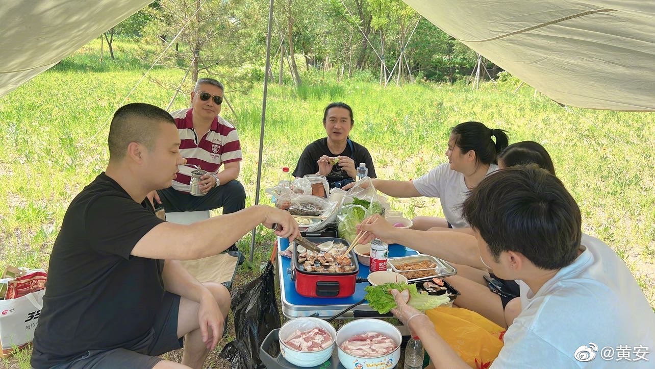 黃安日前和親友到北京一處河邊草地野餐。(圖/翻攝自黃安微博)