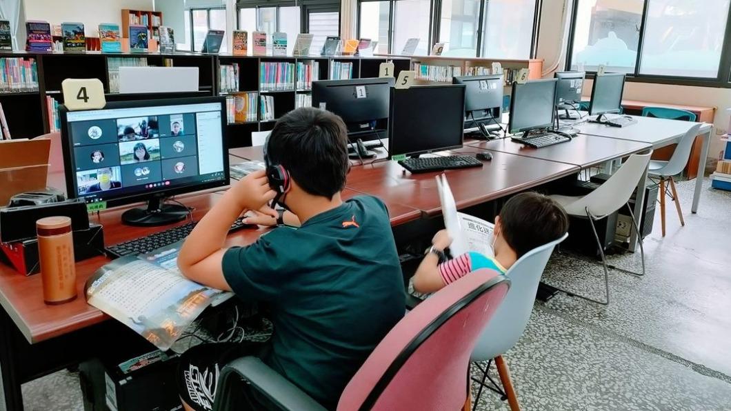男童家裡沒電腦!帶幼弟到圖書館上課 館方1舉動送暖