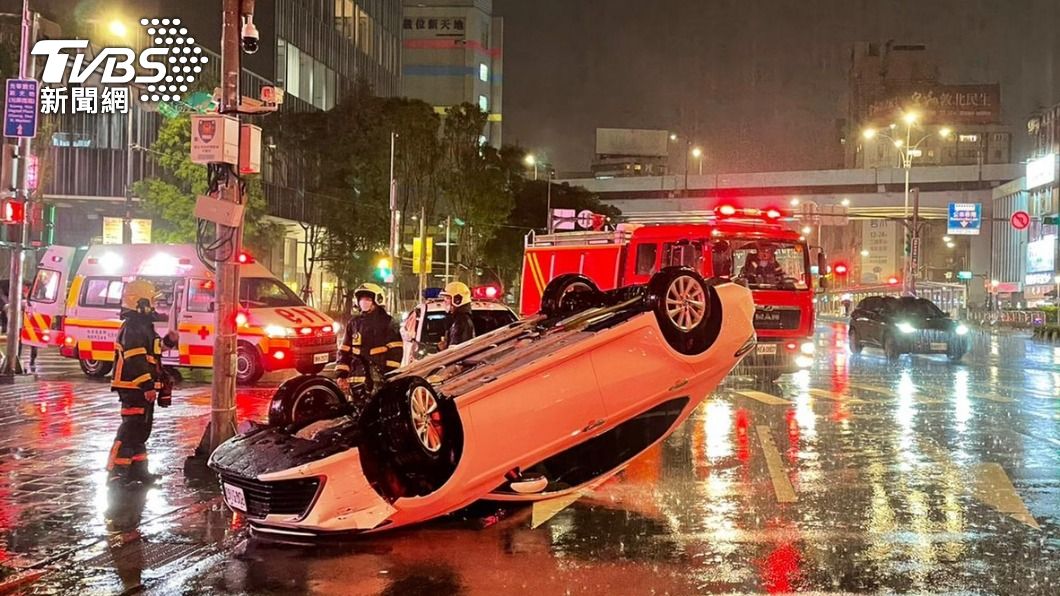 酒駕還分心講電話！男自撞翻車　驚呼「撞亂七八糟啦」