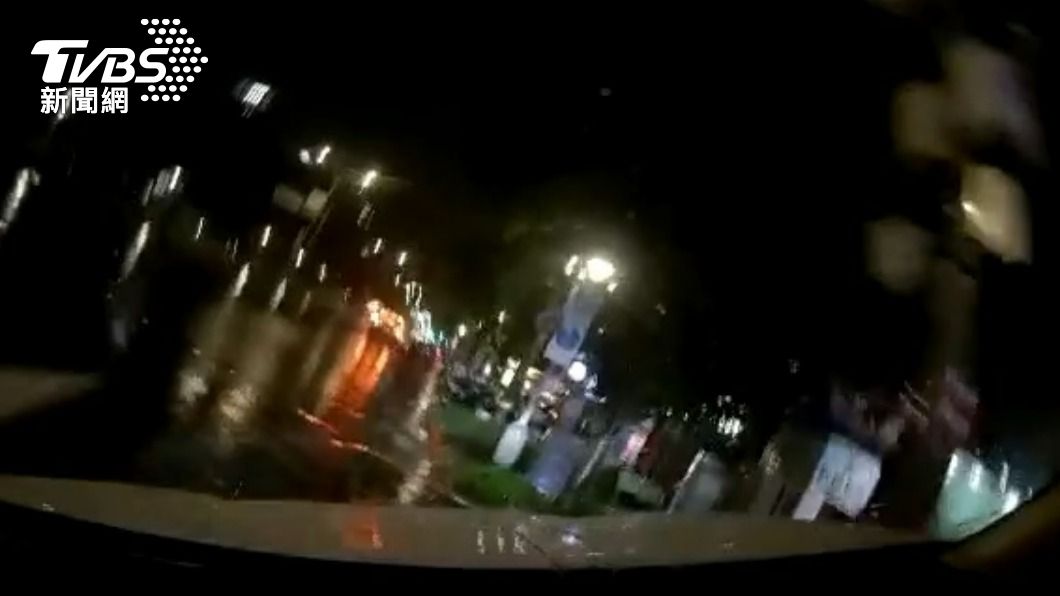 駕駛講電話時撞上路邊水泥柱。(圖/TVBS)