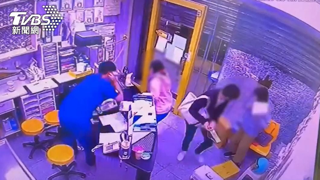 動物醫院玻璃窗遭砸毀，現場所有人全都嚇一跳。（圖／TVBS）