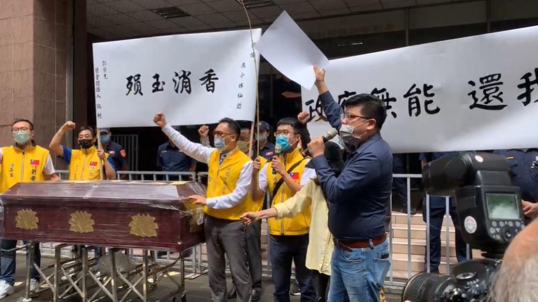16歲女疑打BNT亡 母「抬棺」衝CDC抗議:政府無能