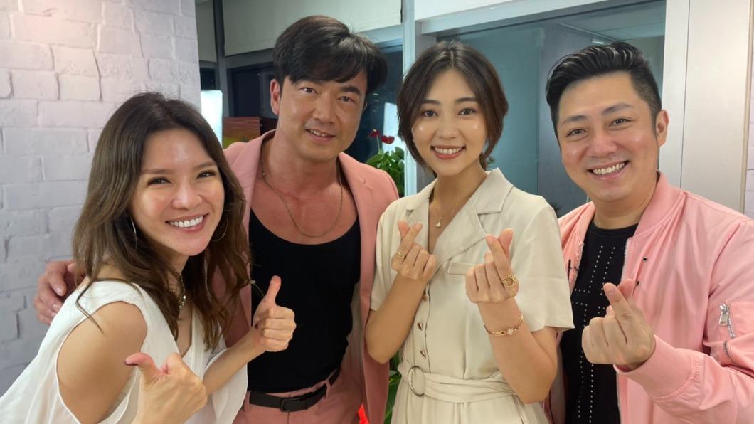 李沛旭(左二)、瑭霏(左三)登上《艾吃鬼的餐廳秀》宣傳。(圖/民視提供)