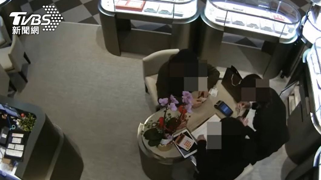 廖男持偽卡盜刷購買珠寶首飾。(圖/TVBS)