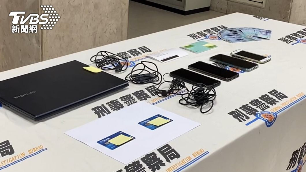 警方查扣手機、筆電以及現金等贓物。(圖/TVBS)