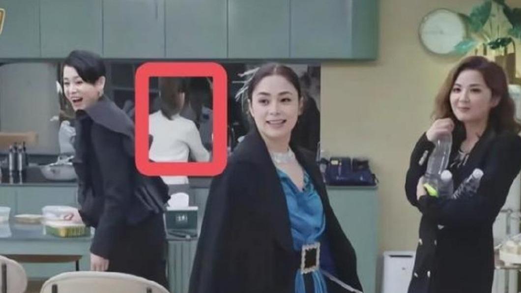 王心凌被發現獨自一人默默洗碗。(圖/翻攝星娛熱劇醬)
