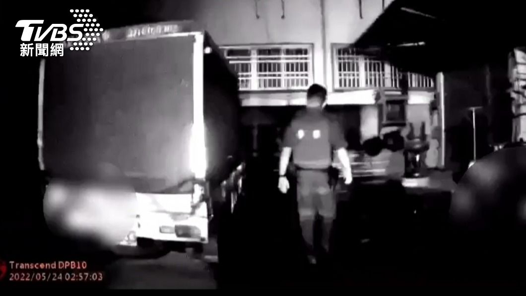 林男彎進死巷內棄車逃跑。（圖／TVBS）