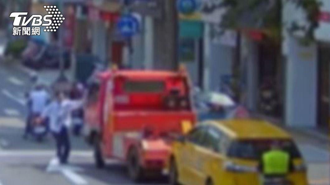 拖吊車人員和員警,拖吊程序已完成。(圖/TVBS)