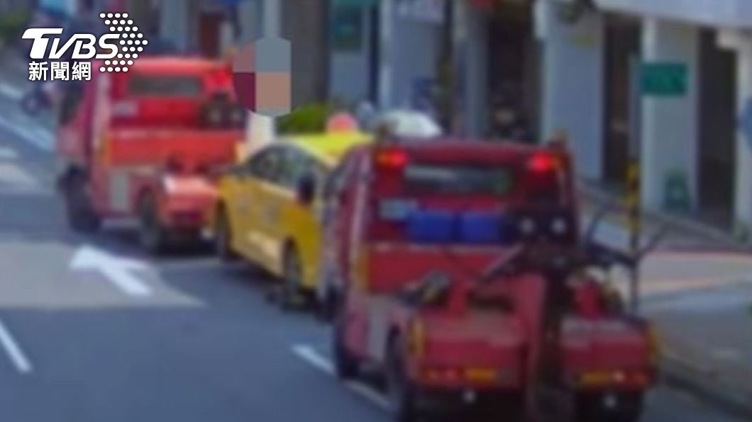 小黃運將站、蹲、躺在螃蟹夾,阻礙拖吊。(圖/TVBS)