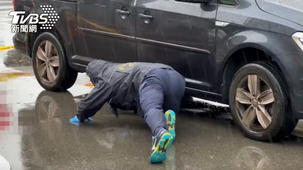 李男當下遭捲車底。(圖/TVBS)