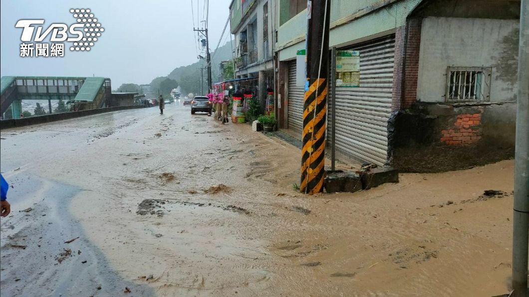 大雨灌宜蘭!頭城小型土石流阻交通 里長轟主管單位消極