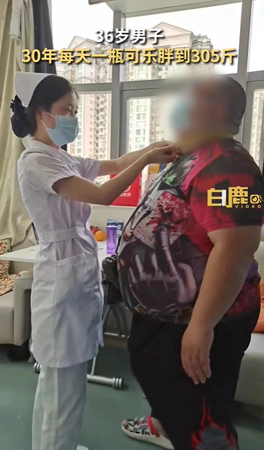 男子到醫院進行減重手術。(圖/翻攝自微博)