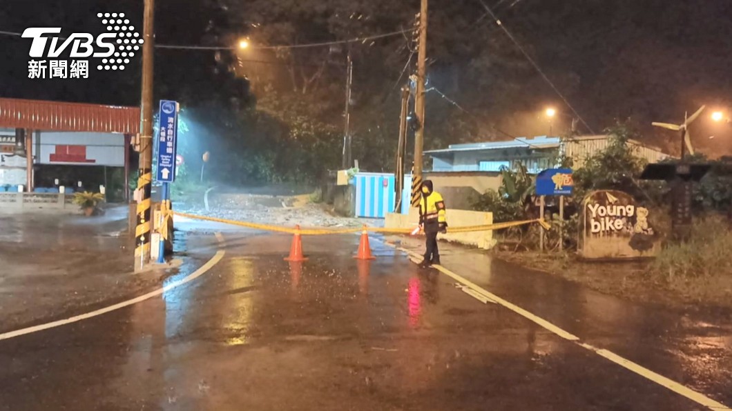公路總局提醒,颱風豪雨期間山區道路易發生坍方、落石,非必要請勿進入山區道路。(示意圖/TVBS)
