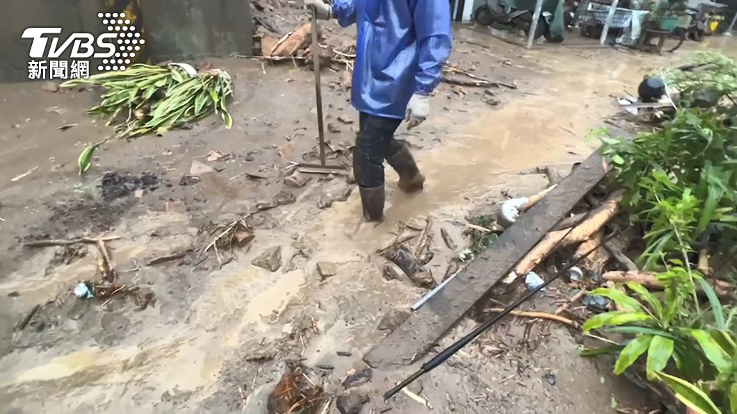 大雨滂沱!宜蘭濱海公路7段 土石流淹馬路