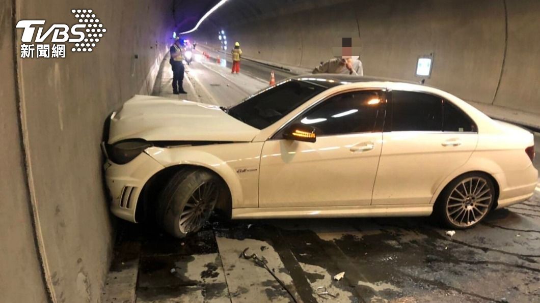 疑天雨路滑自撞隧道內壁　車頭全毀駕駛幸運無傷