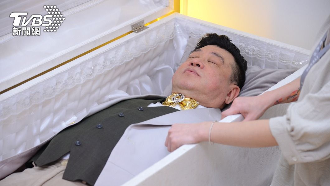 孫德榮躺進棺木，百無禁忌。（圖／許方正攝）
