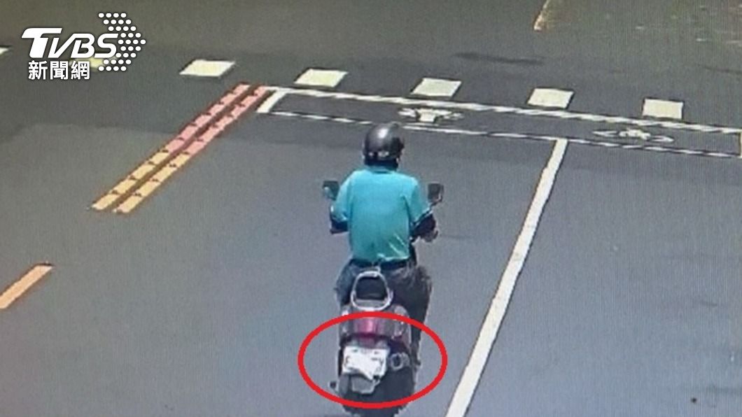 阿北出事了！翁擦撞後幫忙扶車　下秒「口罩」遮車牌落跑