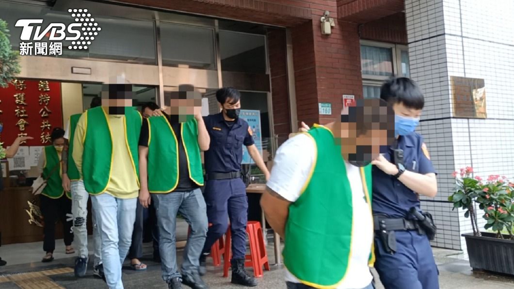 健康當賭注!14人深夜擠貨櫃屋聚賭 警斥「防疫破口」