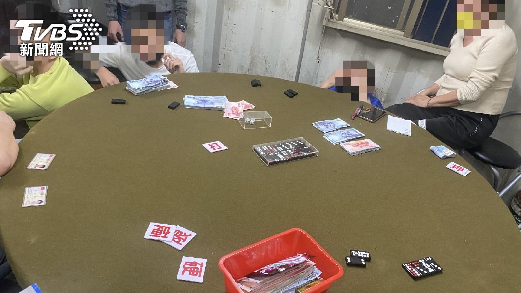 警方突襲搜索，讓現場所有賭客不知所措。（圖／TVBS）