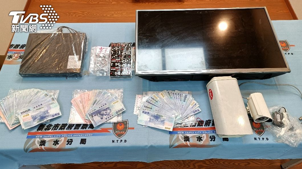 警方查扣賭金、賭具等等贓物。（圖／TVBS）