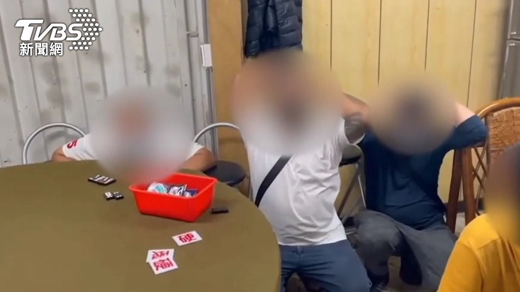 警方突襲搜索，現場所有賭客猝不及防，全數被逮。（圖／TVBS）