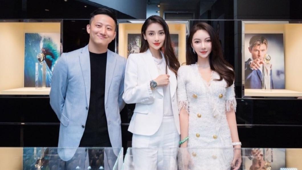 葉珂(右一)被起底有過一段婚姻,與富商前夫(左一)同框Angelababy。(圖/翻攝自微博)