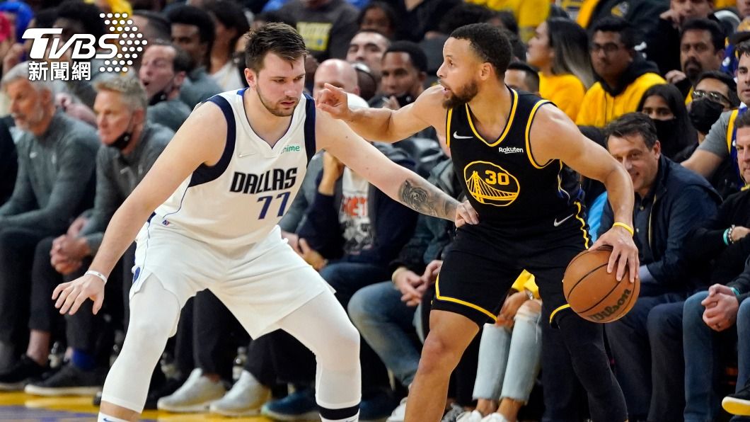 獨行俠唐西奇(Luka Doncic / 圖左)對位勇士柯瑞(Stephen Curry / 圖右)。