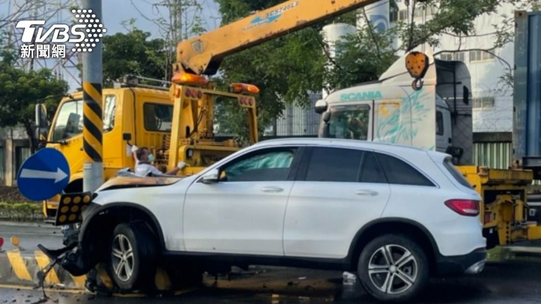賓士車撞電線桿自燃 駕駛「離開就醫」挨罰還要被送辦