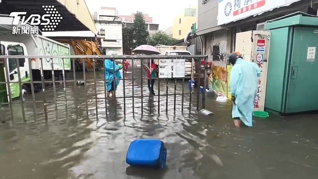 伸港市區雨災水灌進家 傢俱泡水、漂浮拖鞋