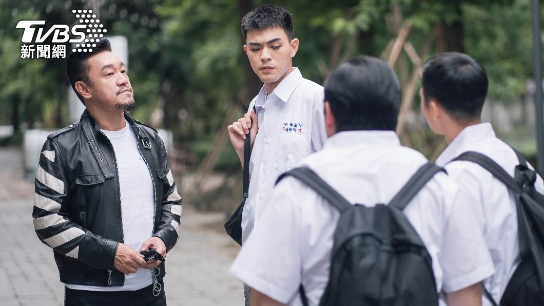 楊翹碩（中）在劇中飾演陳為民兒子，兩人興趣愛好相同，很有話聊。（圖／TVBS）