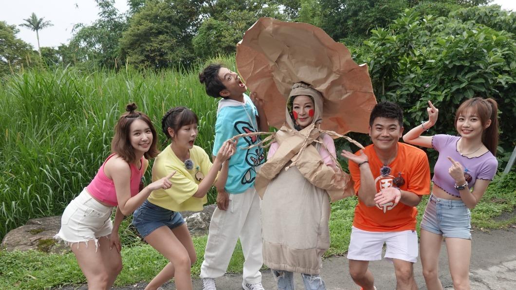 楊繡惠(右三)不僅犧牲形象扮演靈芝草人,還在臉上塗鴉。(圖/民視提供)