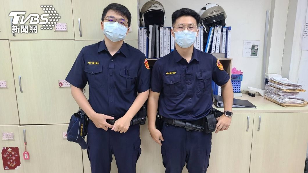 土城分局廣福所警員吳嘉明(左)、呂振宇(右)成功阻止一起詐騙案。(圖/TVBS)