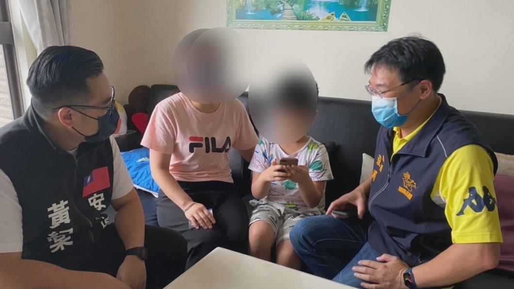 議員張淵翔及參選人黃紀棠到家中前往關心男童。(圖/黃紀棠提供)