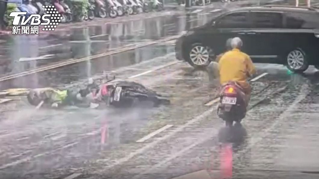 休旅車違規迴轉,騎士急煞後摔車倒地。(圖/TVBS)