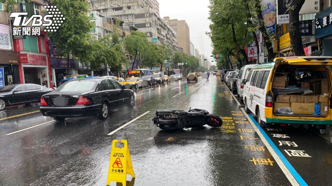 休旅車違規迴轉,害後方騎士慘摔倒地。(圖/TVBS)