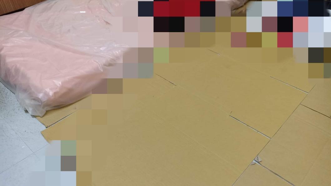 護理師休息時只能在地板鋪紙板睡覺。(圖/翻攝自陳玉鳳臉書)