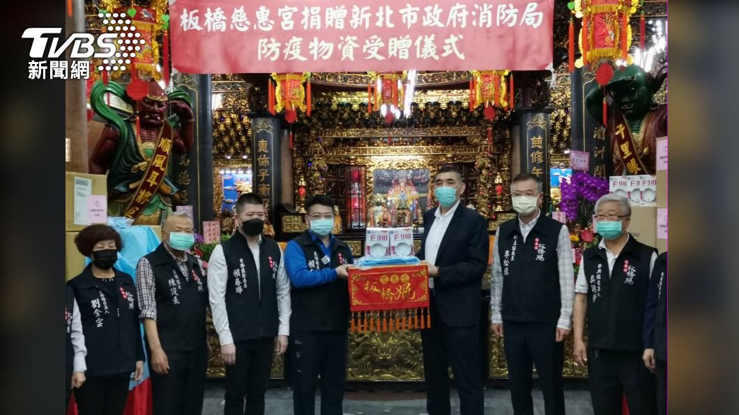 板橋慈惠宮捐贈百萬防疫物資，力挺新北市消防人員。（圖／TVBS）