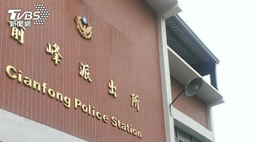 兩位外送員相約派出所前談和解。(圖/翻攝自前峰派出所臉書)