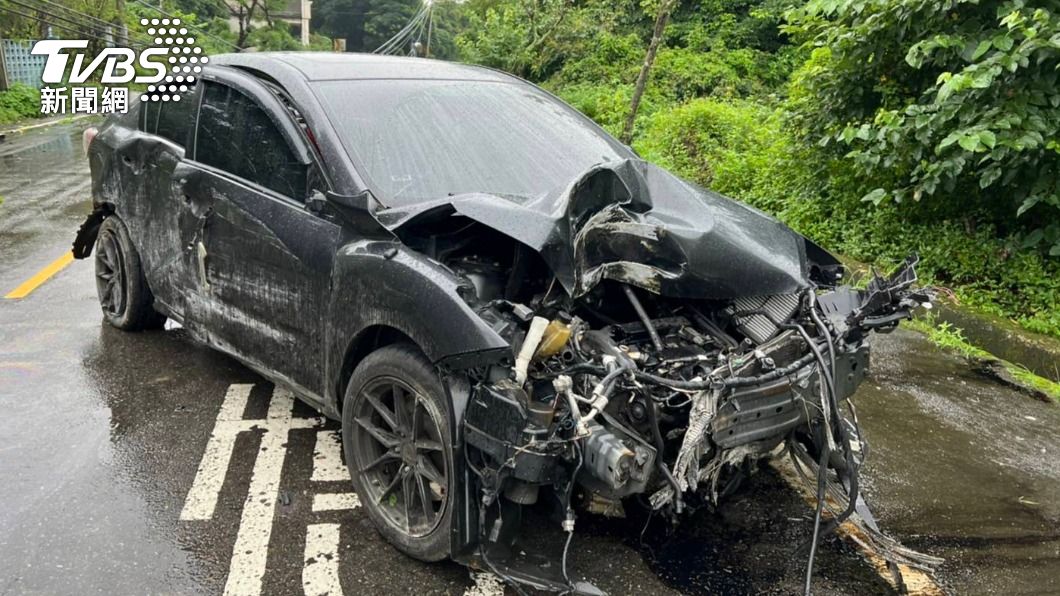 轎車打滑自撞零件炸飛 電線桿「連根鏟起」阻斷雙向通行