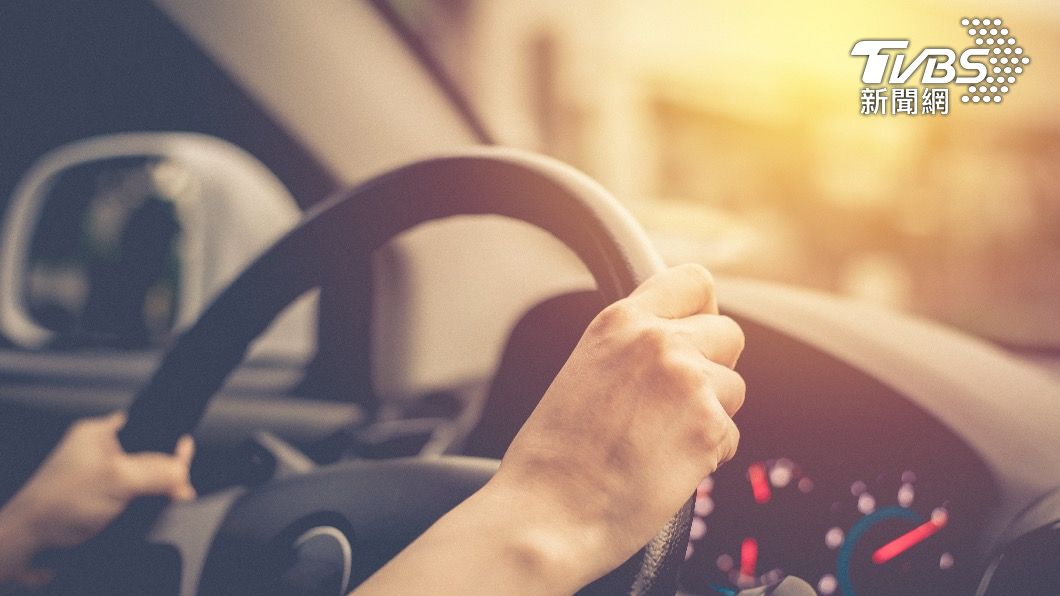 婦人「鬼切」進車道!他急煞仍撞上 內行嘆:你恐有肇責
