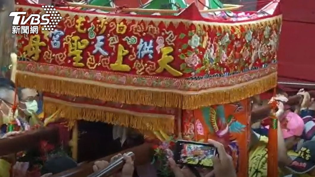 神轎三進三退正式入廟。（圖／TVBS）