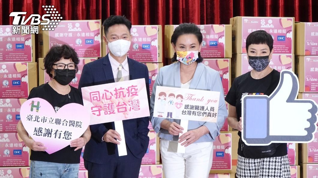 左起紀寶如、謝祖武、陳亞蘭、紀麗如捐贈4000份健康物資給醫護。(圖/黃城碩攝)