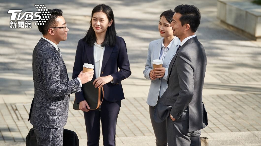 水瓶座的極具魅力常吸引一堆異性。(示意圖/shutterstock達志影像)